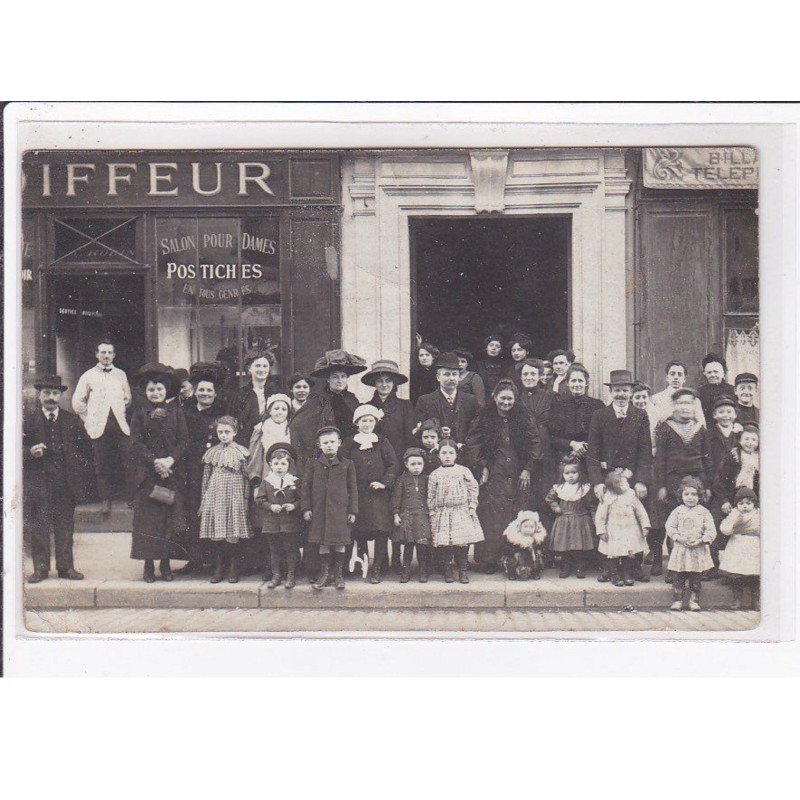 PARIS 12 ème : carte photo du salon de coiffure ROBIN au 58 rue de Wattignies - bon état (traces au dos)