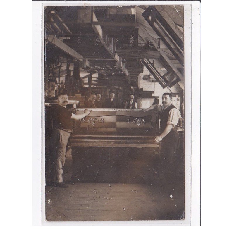 PARIS : carte photo d'un atelier de menuisier (fabrication de piano) - très bon état