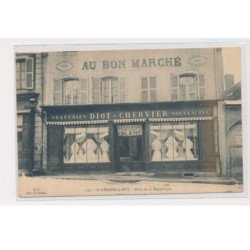 SAINT GERAND LE PUY - Place de la République - magasin "Au Bon Marché" - très bon état