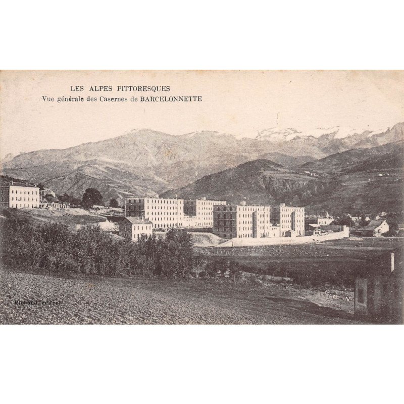Vue générale des Casernes de BARCELONNETTE - très bon état Vue générale des Casernes de BARCELONNETTE - très bon état