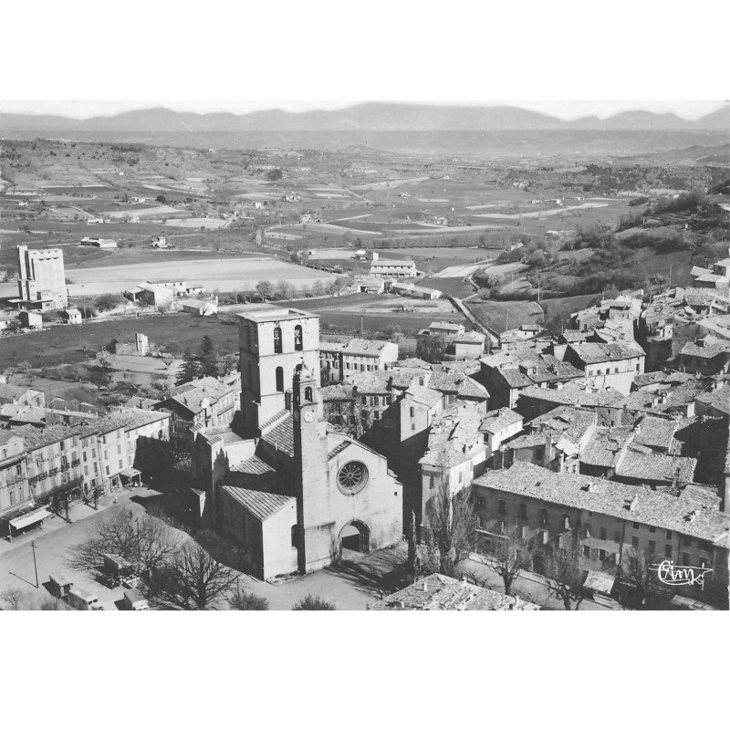 FORCALQUIER - Vue aérienne sur l'Eglise, la Place, les Silos - très bon état