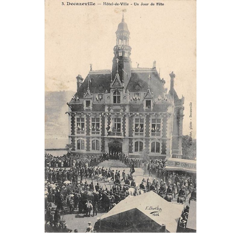 DECAZEVILLE - Hôtel de Ville - Un jour de Fête - très bon état