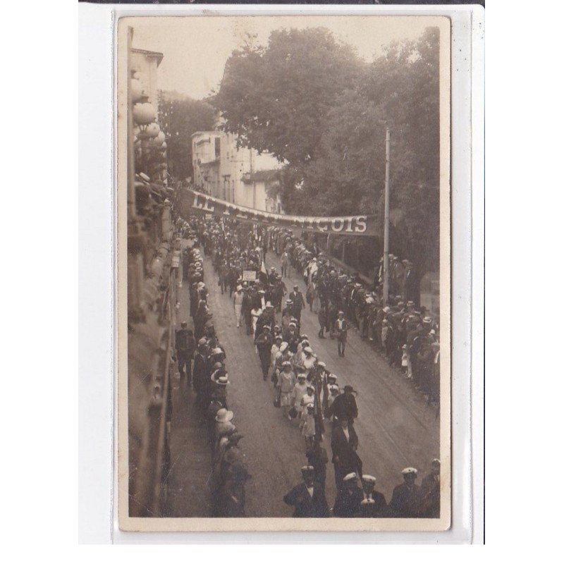 A LOCALISE : carte photo d'une fête (banderolle "le Petit Niçois" - très bon état