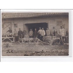 VERSAILLES : carte photo de militaires fabricant des lits - très bon état