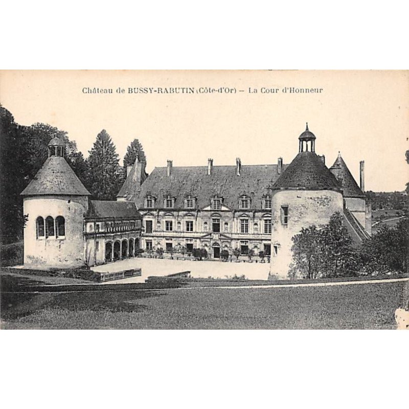 Château de BUSSY RABUTIN - La Cour d'Honneur - très bon état