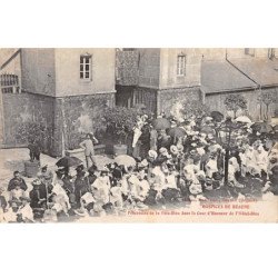 Hospice de BEAUNE - Procession de la Fête Dieu dans la cour d'honneur de l'Hôtel Dieu - très bon état