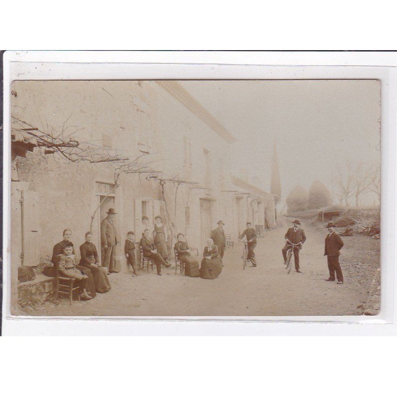 Environs de Montélimar : carte photo d'un intérieur de village - état (un coin plié)