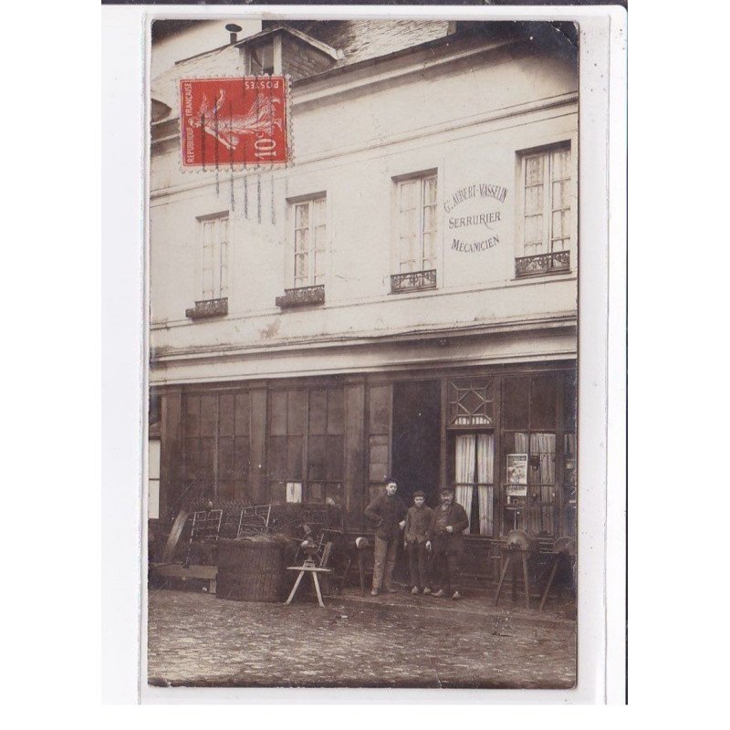 BERNAY : carte photo de l'atelier de serrurerie-mécanicien Aubert Vasselin (a côté du collège Fresnel) - très bon état