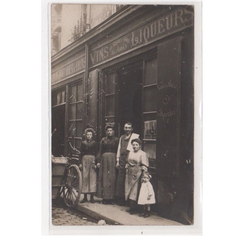 PARIS : carte photo d'un magasin de vins et liqueurs (location de voitures à bras) - très bon état