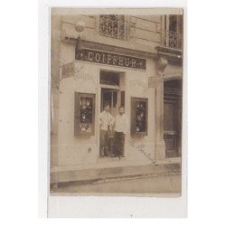 PARIS : carte photo d'un salon de coiffure (coiffeur André) - état (coupée)