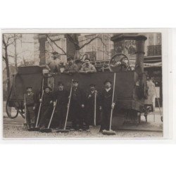 PARIS : carte photo d'une équipe de terrassiers (cantonniers) - machine a vapeur - très bon état