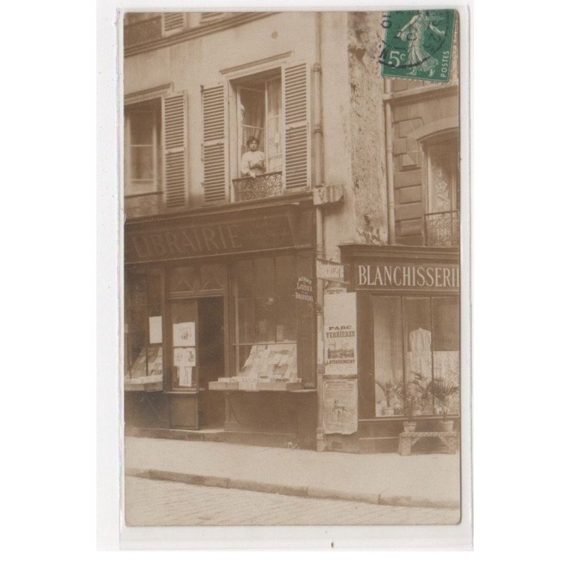 PARIS : carte photo d'une librairie et d'une blanchisserie - très bon état