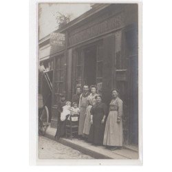 PARIS : carte photo d'un magasin de vins et liqueurs (location de voitures à bras) - très bon état