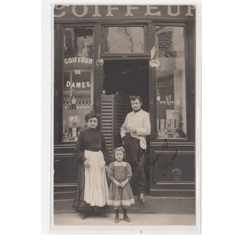 PARIS : carte photo d'un salon de coiffure (coiffeur) - très bon état