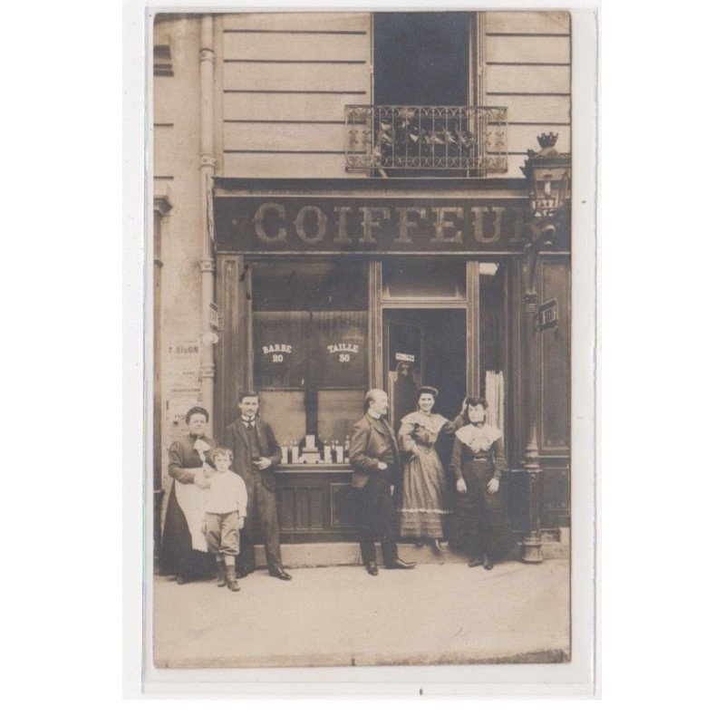 PARIS : carte photo d'un salon de coiffure (coiffeur) - très bon état