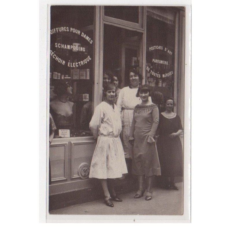 PARIS : carte photo d'un salon de coiffure (coiffeur) - bon état (adhérence au dos)