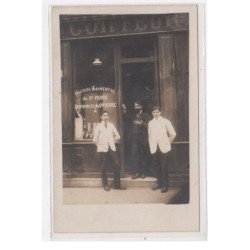 PARIS : carte photo du salon de coiffure au 47 rue Alexandre Dumas (coiffeur) - très bon état