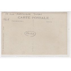 PARIS : carte photo du salon de coiffure au 47 rue Alexandre Dumas (coiffeur) - très bon état