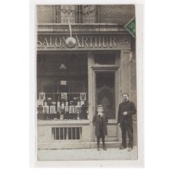 PARIS : carte photo du salon de coiffure ARTHUR (coiffeur au 46 avenue du Maine) - bon état (adhérence au dos)