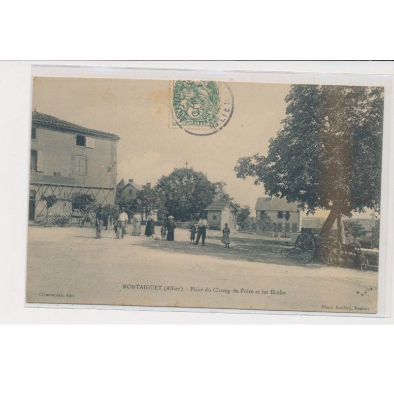 MONTAIGUET - Place du Champ de Foire et les écoles - trés bon état