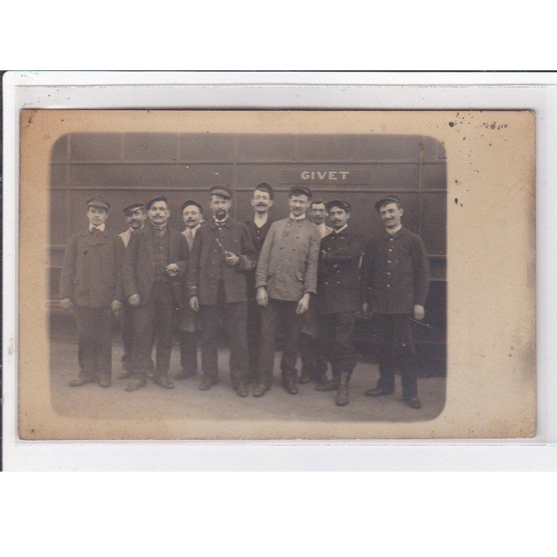 GIVET : lot de 2 cartes photos des facteurs - train en gare (attelage de la Poste) - très bon état