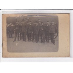 GIVET : lot de 2 cartes photos des facteurs - train en gare (attelage de la Poste) - très bon état