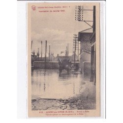 JUVISY sur ORGE : inondation 1910 - rue de la Poste - voiture opérant un déménagement de la Poste - très bon état