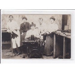 PARIS : carte photo d'un atelier de fourreur (fourrure) - très bon état