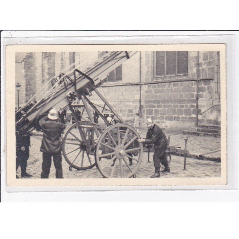 PARIS (a localiser) : carte photo de pompiers en action en 1932 (échelle) - très bon état