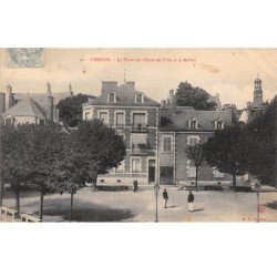 VIERZON - La Place de l'Hôtel de Ville et le Beffroi - très bon état