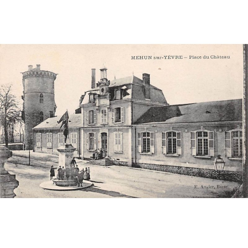MEHUN SUR YEVRE - Place du Château - très bon état
