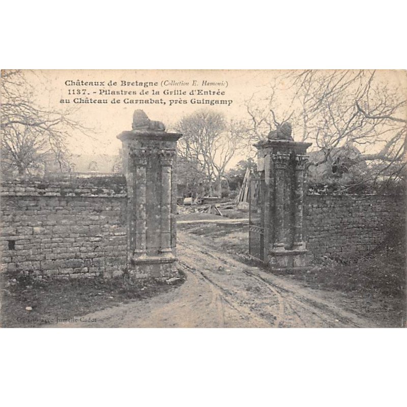 Pilastres de la Grille d'Entrée au Château de Carnabat près Guingamp - très bon état