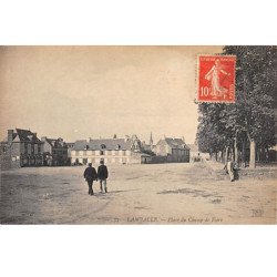 LAMBALLE - Place du Champ de Foire - très bon état