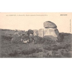 LANRIVAIN - Le Ménez Plat - Roches superposées formant grotte habitée - très bon état