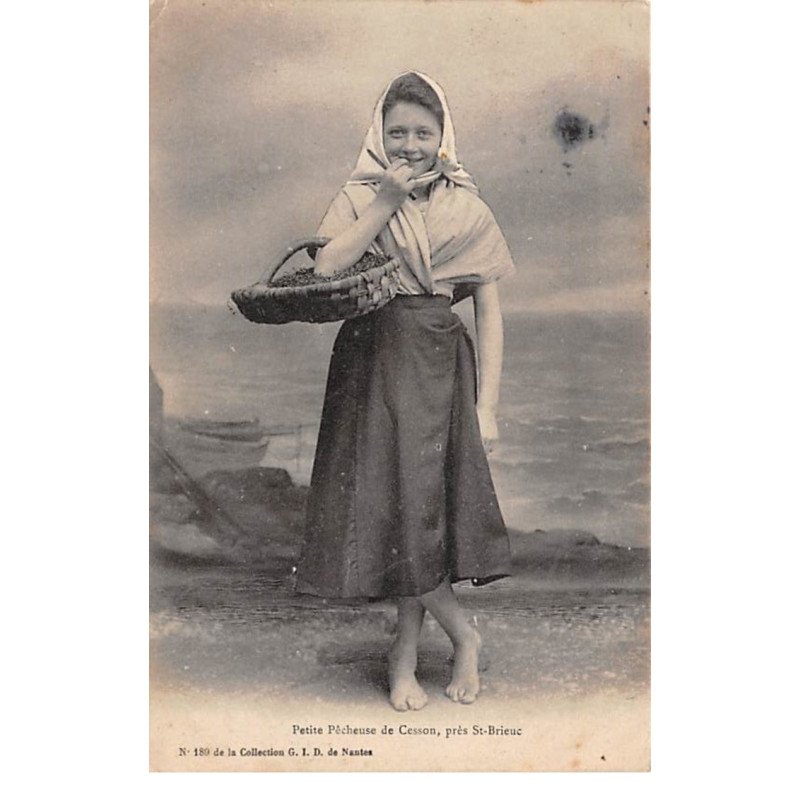 Petite Pêcheuse de CESSON , près Saint Brieuc - très bon état
