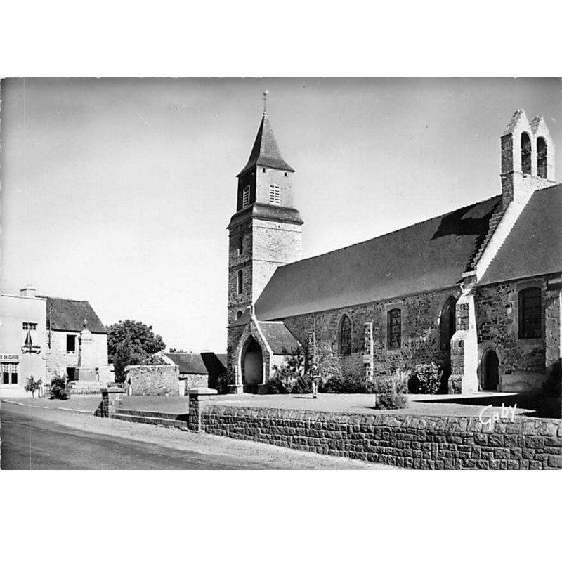 PLURIEN - L'Eglise et le Monument aux Morts - très bon état