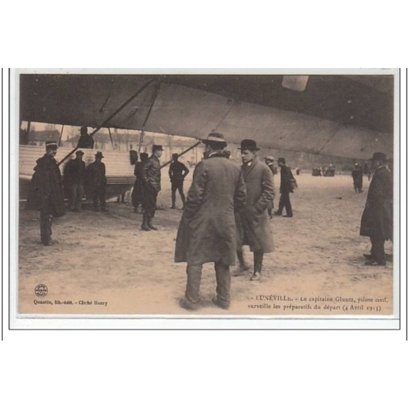 LUNEVILLE : le capitaine Gluntz, pilote civil, surveille les préparatifs du départ - 4 avril 1913 - très bon état LUNEVILLE : le capitaine Gluntz, pilote civil, surveille les préparatifs du départ - 4 avril 1913 - très bon état